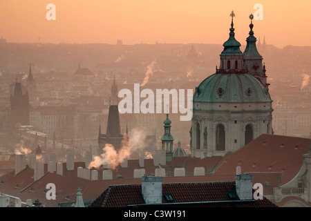 Sonnenaufgang über Prag mit der reich verzierten Kuppel der Kathedrale St. Nikolaus auf der Kleinseite Stockfoto