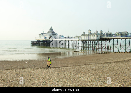 Wurf von Eastbourne Strand am frühen Morgen zu entfernen Stockfoto