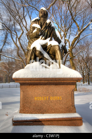 Schnee bedeckte Statue von Robert Burns im Central Park Stockfoto