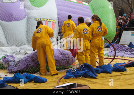 Macys Mitarbeiter Aufblasen des Ballons Buzz Lightyear für 2010 Macy's Thanksgiving Day parade in New York City Stockfoto