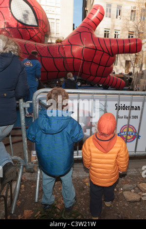 Zwei jungen, die gerade der Inflation des Spiderman Ballons am Vortag Macys 2010 Thanksgiving Day Parade in Manhattan Stockfoto