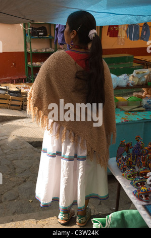 Elk187-4703v Mexiko, San Miguel de Allende, Mercado, Huichol Dame in Tracht Stockfoto