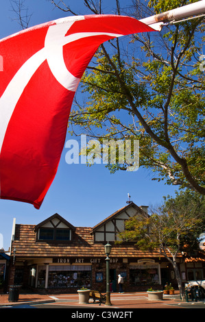 Dänische Flagge hängen in der touristischen Dorf Solvang, Santa Barbara County, Kalifornien Stockfoto