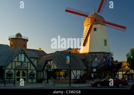 Hölzerne Windmühle im dänischen Stil Dorf Solvang, Santa Barbara County, Kalifornien Stockfoto