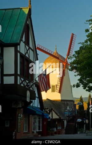 Hölzerne Windmühle im dänischen Stil Dorf Solvang, Santa Barbara County, Kalifornien Stockfoto