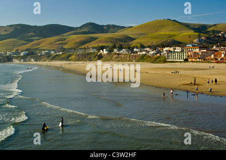 Menschen waten in der Brandung in Pismo Beach, Kalifornien Stockfoto