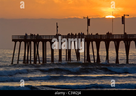 Abendlicht über die Pier und Ozean Wellen in Pismo Beach, San Luis Obispo County Küste, California Stockfoto