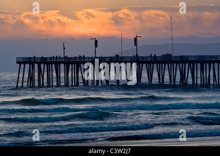 Abendlicht über die Pier und Ozean Wellen in Pismo Beach, San Luis Obispo County Küste, California Stockfoto