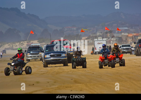 ATV's und PKW's fahren auf Sand Oceano Dunes State Vehicular Recreation Area, Oceano, California Stockfoto