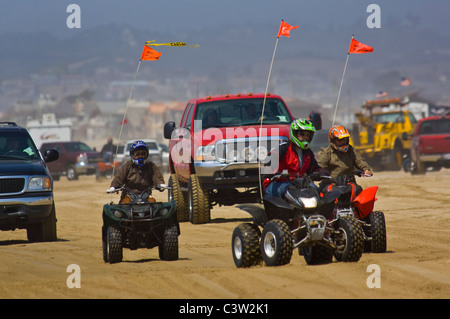 ATV's und PKW's fahren auf Sand Oceano Dunes State Vehicular Recreation Area, Oceano, California Stockfoto