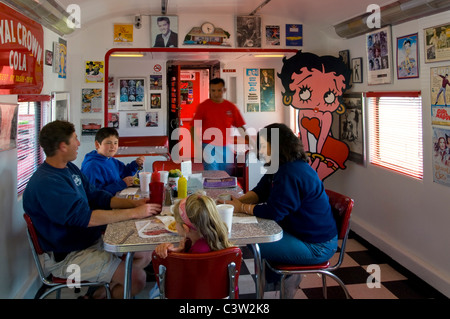 Familie Speisen im 50er Jahre Stil Rock N' Roll Diner in einem alten umgebauten Zug Auto Reisebus, Oceano, California Stockfoto