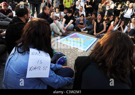 Demonstranten versammeln sich an der Plaza Catalunya in Barcelona am Mai 20,2011 während einer Protestaktion gegen die Wirtschaftskrise Spaniens. Stockfoto