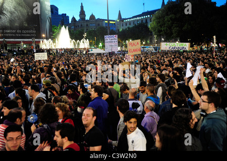 Demonstranten versammeln sich an der Plaza Catalunya in Barcelona am Mai 20,2011 während einer Protestaktion gegen die Wirtschaftskrise Spaniens. Stockfoto