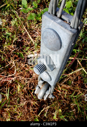 Nahaufnahme Schuss ein Anker-Kabelsystem einer elektrischen-Stelle am Boden befestigt. Stockfoto