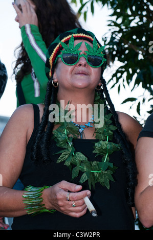 Frau Rauchen von Marihuana während Nimbins MardiGrass Parade zu sein schien. Stockfoto