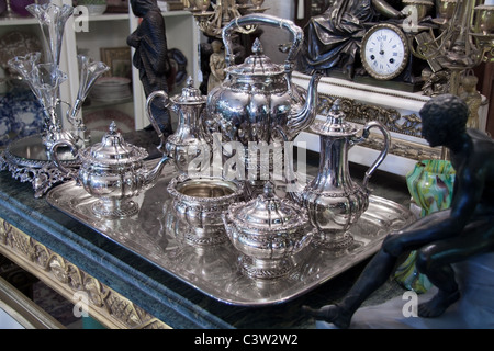 antikes Sterlingsilber Teeservice in einem Geschäft anzeigen Stockfoto
