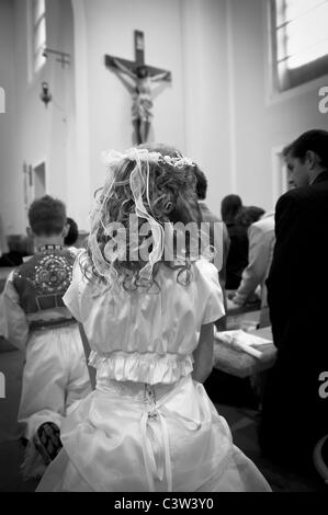 Junges Mädchen auf Heilige Kommunion in Europa Kirche. Stockfoto