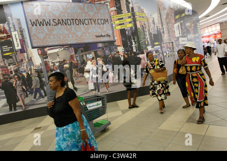 Samstag-Shopper in Sandton City Shopping Mall. In Johannesburg. Südafrika. Stockfoto