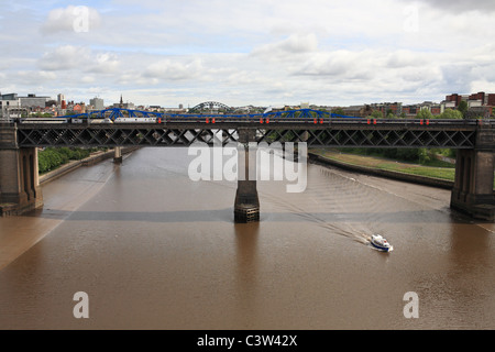 Zwei Züge Ostküste Hochgeschwindigkeits-auf der King-Edward-Brücke zwischen Gateshead und Newcastle, NE England, UK Stockfoto