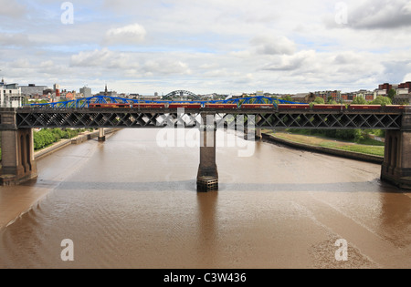 Eine EWS-Kohle zu trainieren, über die King Edward-Brücke über den Fluss Tyne zwischen Gateshead und Newcastle, Nord-Ost-England, UK Stockfoto