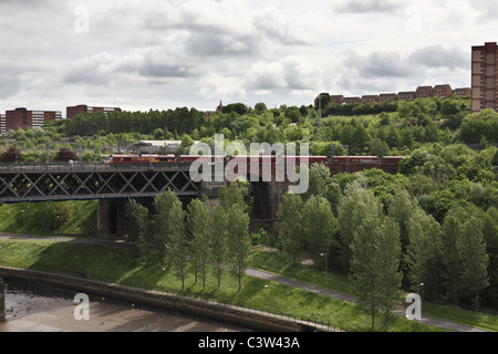 Eine EWS-Kohle Zug bewegen auf die King Edward-Brücke über den Fluss Tyne zwischen Gateshead und Newcastle, Nordostengland, UKr Stockfoto