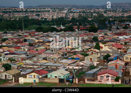 Soweto Gehäuse mit den meinigen Deponien im Hintergrund. Südafrika. Picture by Zute Lightfoot. www.lightfootphoto.com Stockfoto