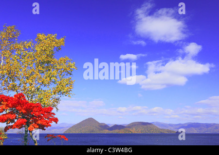 Lake Toya im Herbst Stockfoto