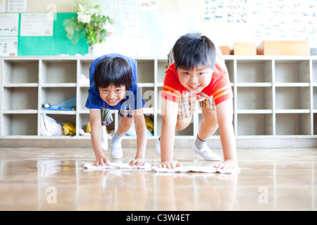 Zwei Jungen Clearning Boden Stockfoto