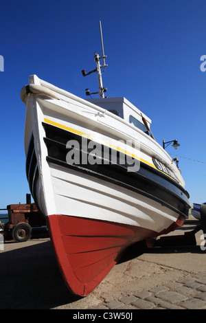 A, die bunt bemalten hölzernen Fischerboot am Kai bei Filey, North Yorkshire, England, UK Stockfoto