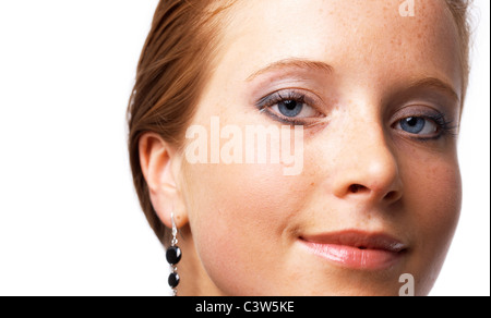 Close-up Portrait eines schönen jungen Modells, Lächeln, über weiß. Stockfoto