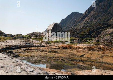 Eine verlassene Scheune in der Nähe einer alten Fischerei vor Ort in Illulisaat, Grönland. Stockfoto