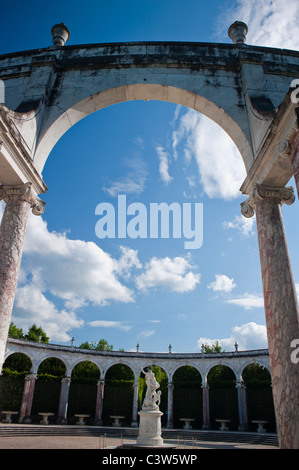 Versailles, Frankreich, städtische Park Szenen, Kolonnaden, Jardin du Chateau de Versailles mit Wolken Himmel Stockfoto