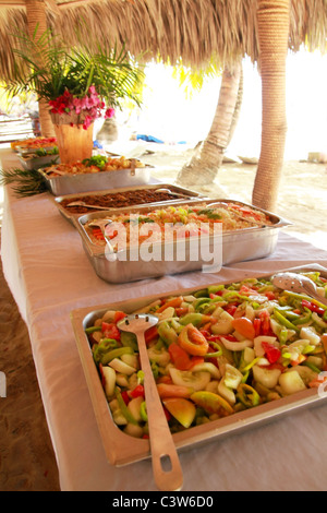 All inclusive Essen am Tisch Stockfoto