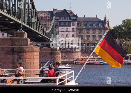 Entspannen Sie auf einem Schiff auf dem Main an einem herrlichen Frühlingstag Ende in Frankfurt am Main, Deutschland. Stockfoto