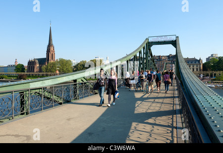 Die Eiserner Steg in Frankfurt, einer beliebten Fußgängerbrücke über den Main. Stockfoto