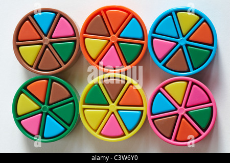 farbenfrohe Wedges von Trivial Pursuit Spiel isoliert auf weißem Hintergrund Stockfoto