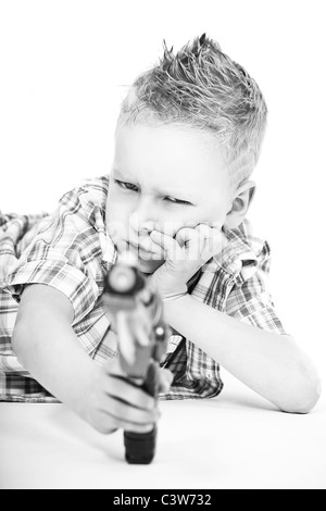 Junge mit Spielzeugpistole in schwarz / weiß Stockfoto