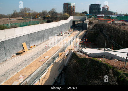 Manchester Metrolink Tram Route wird an der zukünftigen Haltestelle Etihad Campus (ursprünglich Sportcity-Stadium), Eastlands, Manchester, England, UK gebaut Stockfoto