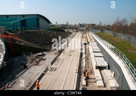 Manchester Metrolink Tram Route wird an der zukünftigen Haltestelle Etihad Campus (ursprünglich Sportcity-Stadium), Eastlands, Manchester, England, UK gebaut Stockfoto