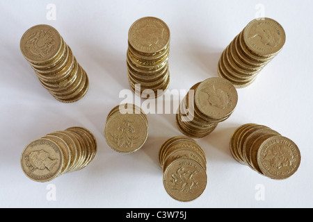 Blick hinunter auf Haufen von einem Pfund-Münzen setzen auf weißem Hintergrund Stockfoto