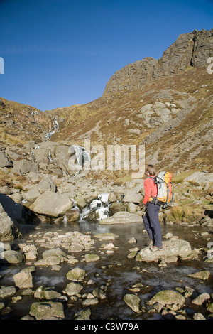 Walker unter Mahon Falls, Comeragh Mountains, Grafschaft Waterford, Irland. Stockfoto