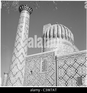 der 1950er Jahre in dieses Geschichtsbild durch J Allan Cash sehen wir die Shir-Dar-Madrasa in Registan-Platz, Smarkand, Usbekistan. Stockfoto