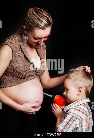 schwangere Mutter mit ihrem Sohn Stockfoto