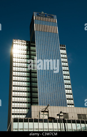 Das CIS-Gebäude (ehemaliger Hauptsitz der Cooperative Insurance Society), Manchester, England, Großbritannien. Der Serviceturm ist mit Fotozellen verkleidet. Stockfoto