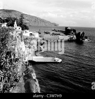 Savoy Hotel-Schwimmbad und Hafen von Funchal, Madeira, im historischen Bild genommen der 1950er Jahre durch J Allan Cash. Stockfoto