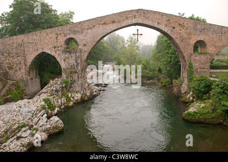 Römische Brücke Puente Romano de Cangas de Onis Spanien Picos de Europa Stockfoto