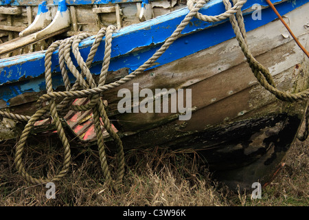 Verlassene Fischerboot auf Sumpf. Stockfoto