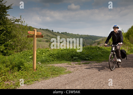 Radfahrer auf dem Monsal Wanderweg, Teil einer stillgelegten Eisenbahnstrecke zwischen Bakewell und Buxton in Derbyshire. Stockfoto