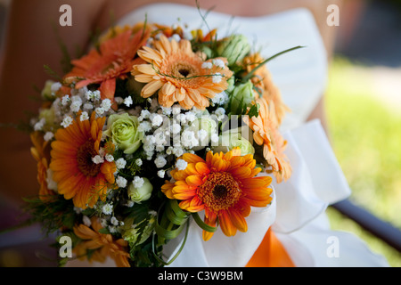 Brautstrauß mit orange Gerbera Blumen Stockfotografie