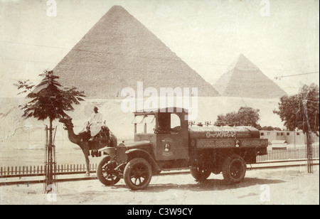 Ein Sphinx Benzin-LKW (die lokalen Tochtergesellschaft für Vacuum Oil Company of Rochester, NY), fotografiert die Pyramiden 1910-20. Stockfoto